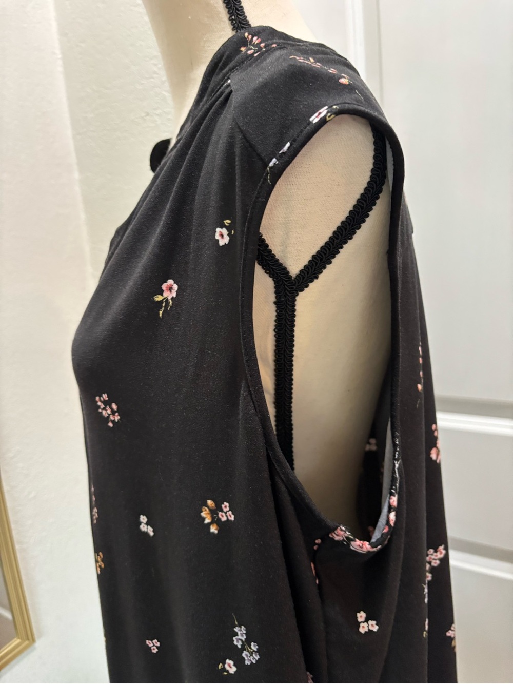 Perseption Black Sleeveless Floral-Hem Split V Tunic - Picture 6 of 12